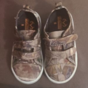 Realtree Outdoors toddler camo sneakers. Size 6